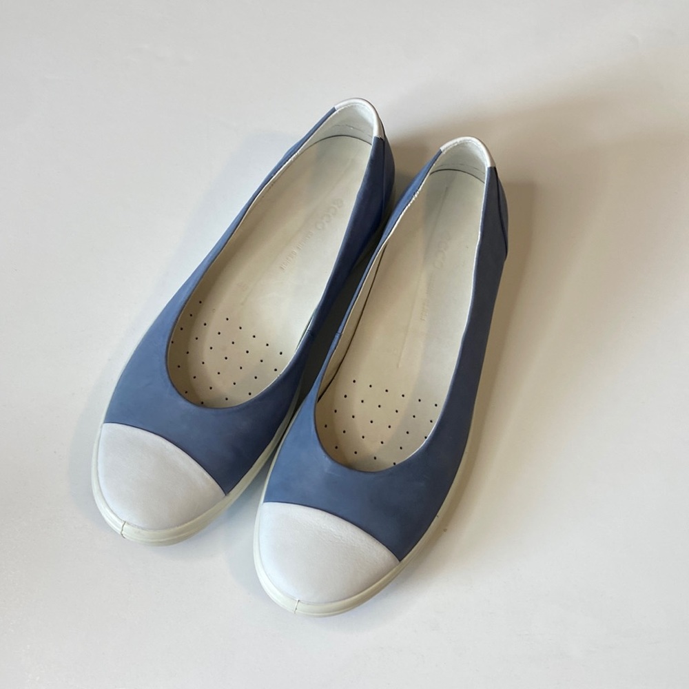 Excellent condition blue and white sneaker flat by ECCO size 40 US 9-9.5